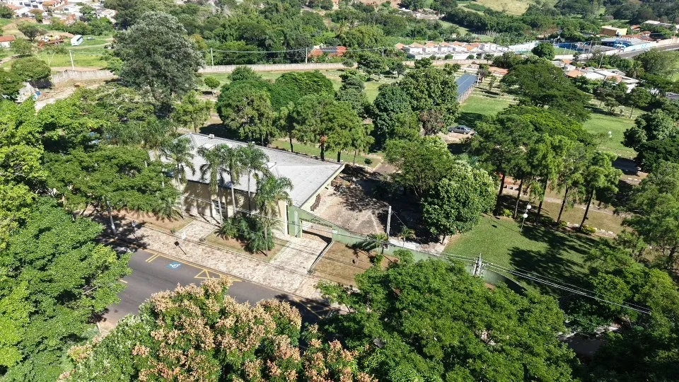 Vista aérea do cemitério em formato de campo